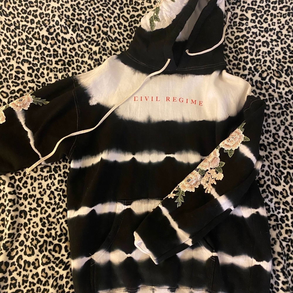 Civil regime embroidered flower sweater